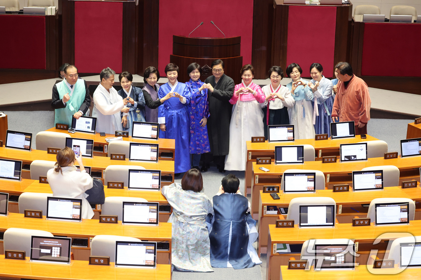 (서울=뉴스1) 신웅수 기자 = 우원식 국회의장이 12일 서울 여의도 국회에서 열린 제432회국회(임시회) 제7차 본회의가 산회된 후 한복을 입은 의원들과 기념 촬영을 하고 있다. …