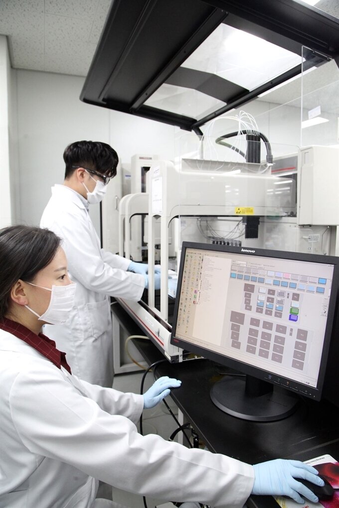 본문 이미지 - JW중외제약 연구원이 후보물질 분석 연구를 하고 있다.(JW중외제약 제공)/뉴스1