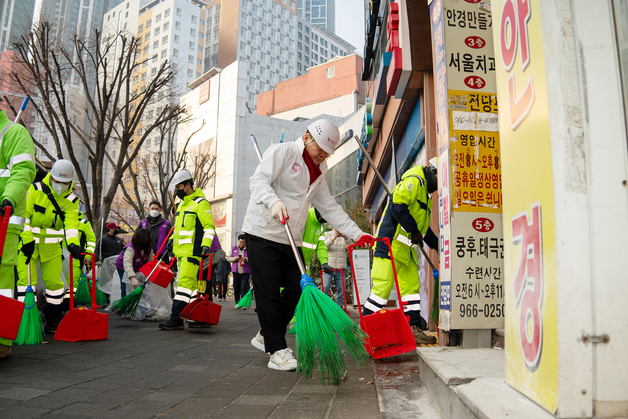"빗자루 들고, 고시원 문 두드리고"…이필형 동대문구청장 '설 현장' 점검
