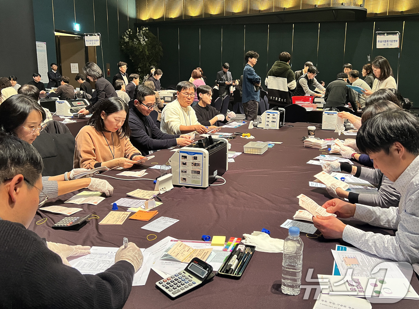 (대구=뉴스1) 공정식 기자 = 12일 대구 북구 인터불고엑스코에서 대구시 및 구·군위원회 직원 등이 제9회 전국동시지방선거를 앞두고 개표 실습을 하고 있다.이날 개표 실습은 6· …