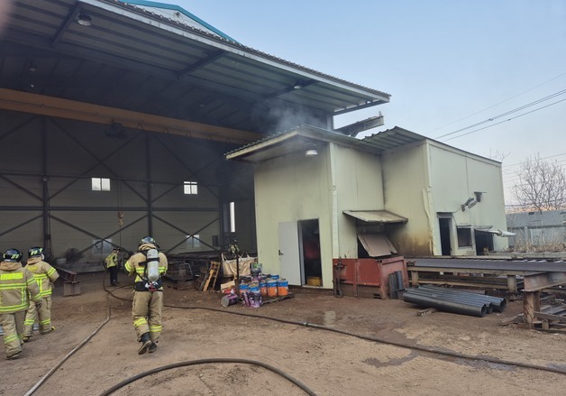 공주 건설자재 공장서 화재…3명 자력 탈출