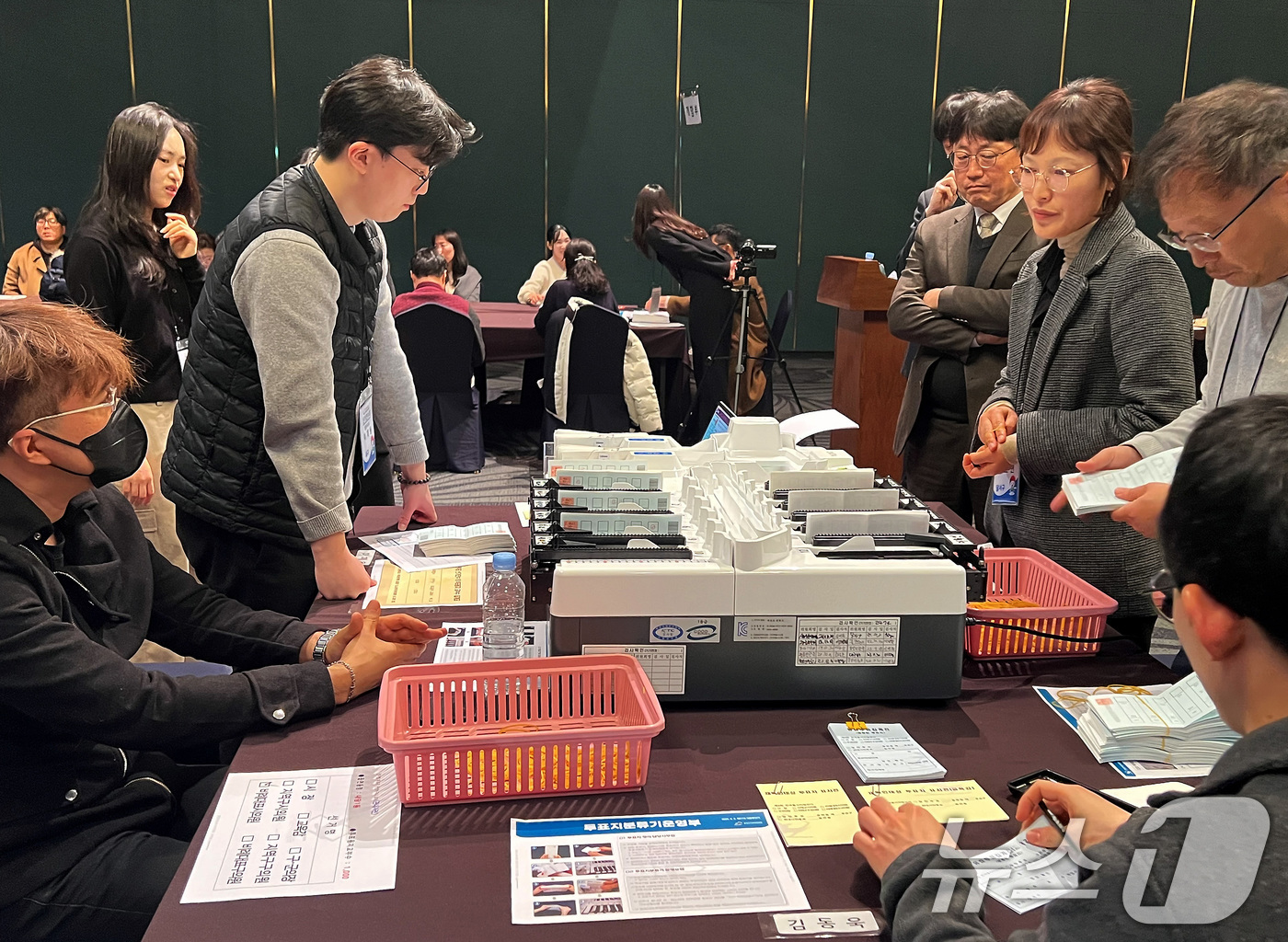 (대구=뉴스1) 공정식 기자 = 12일 대구 북구 인터불고엑스코에서 대구시 및 구·군위원회 직원 등이 제9회 전국동시지방선거를 앞두고 개표 실습을 하고 있다.이날 개표 실습은 6· …