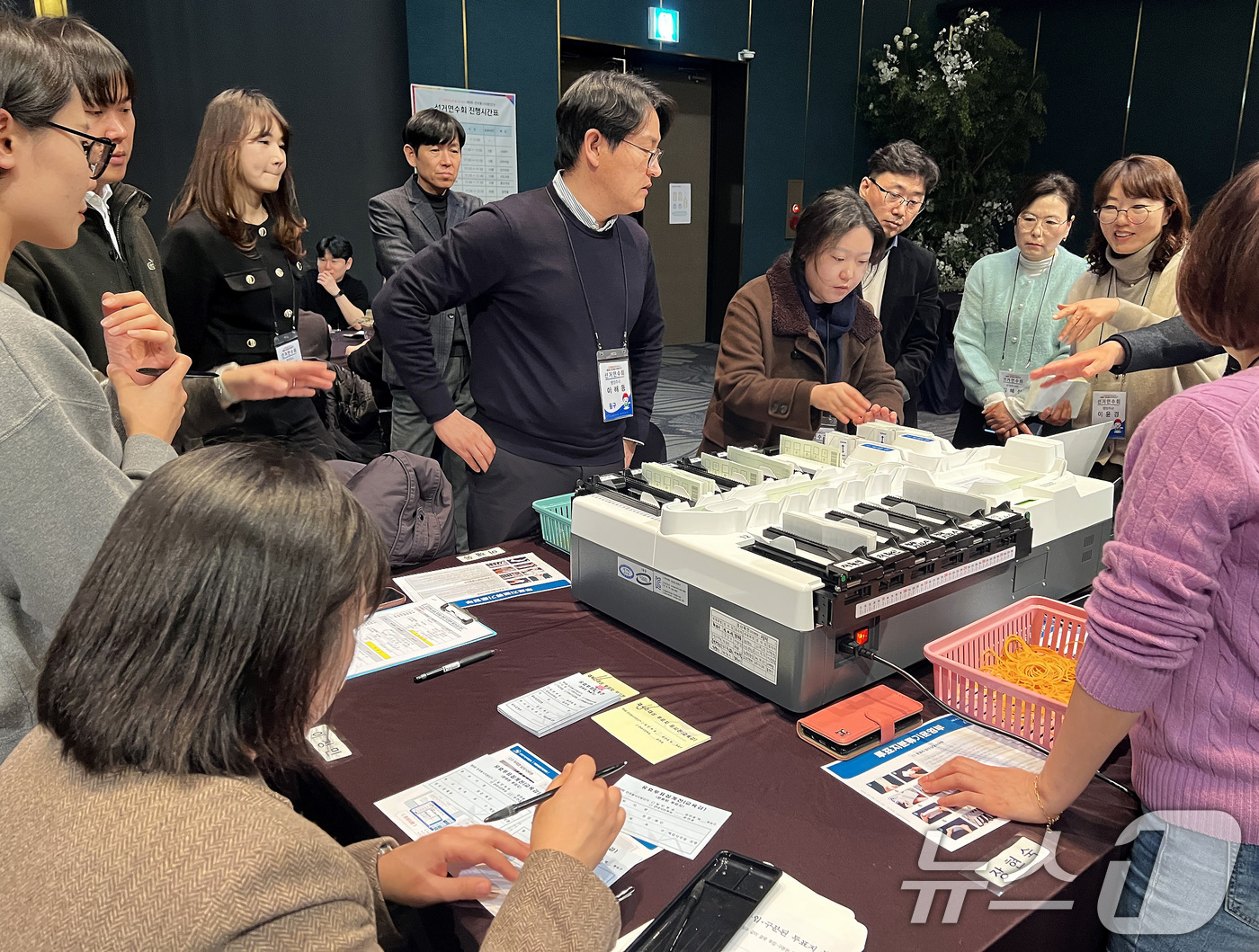 (대구=뉴스1) 공정식 기자 = 12일 대구 북구 인터불고엑스코에서 대구시 및 구·군위원회 직원 등이 제9회 전국동시지방선거를 앞두고 개표 실습을 하고 있다.이날 개표 실습은 6· …