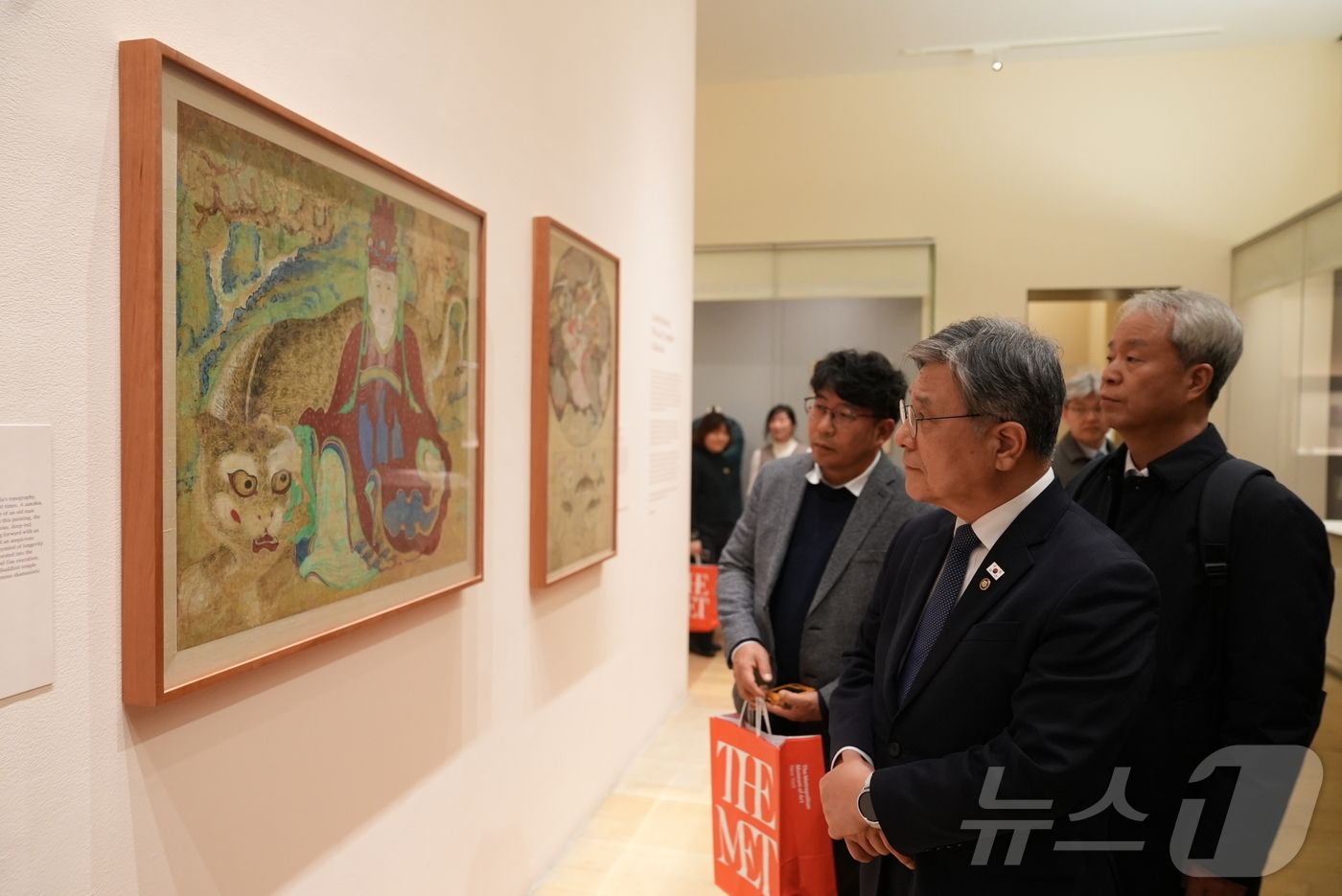 (서울=뉴스1) = 허민 국가유산청장이 11일 오후(현지 시간) 미국 뉴욕 메트로폴리탄 미술관을 방문해 한국관에 전시된 작품을 관계자들과 함께 살펴보고 있다. (국가유산청 제공. …