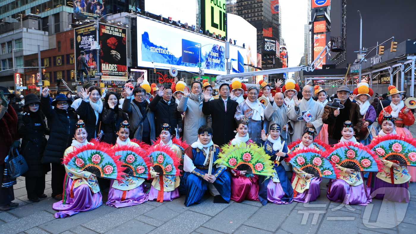 (서울=뉴스1) = 허민 국가유산청장이 11일 오후(현지시간) 미국 뉴욕 타임스퀘어 광장에서 펼쳐진 ‘코리아 온 스테이지 인 뉴욕’의 사전 공연 현장을 찾아 출연진들을 격려한 뒤 …
