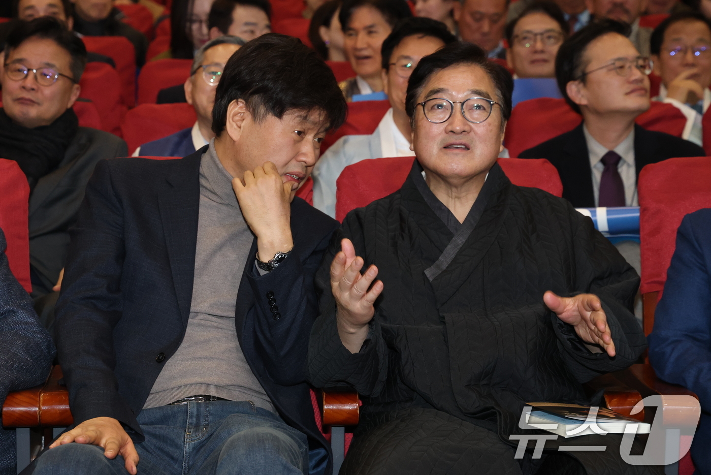 (서울=뉴스1) 이승배 기자 = 김용 전 민주연구원 부원장(가운데)이 12일 서울 여의도 국회 의원회관에서 열린 자신의 저서 ’대통령의 쓸모‘ 출판 기념회에서 우원식 국회의장과 대 …