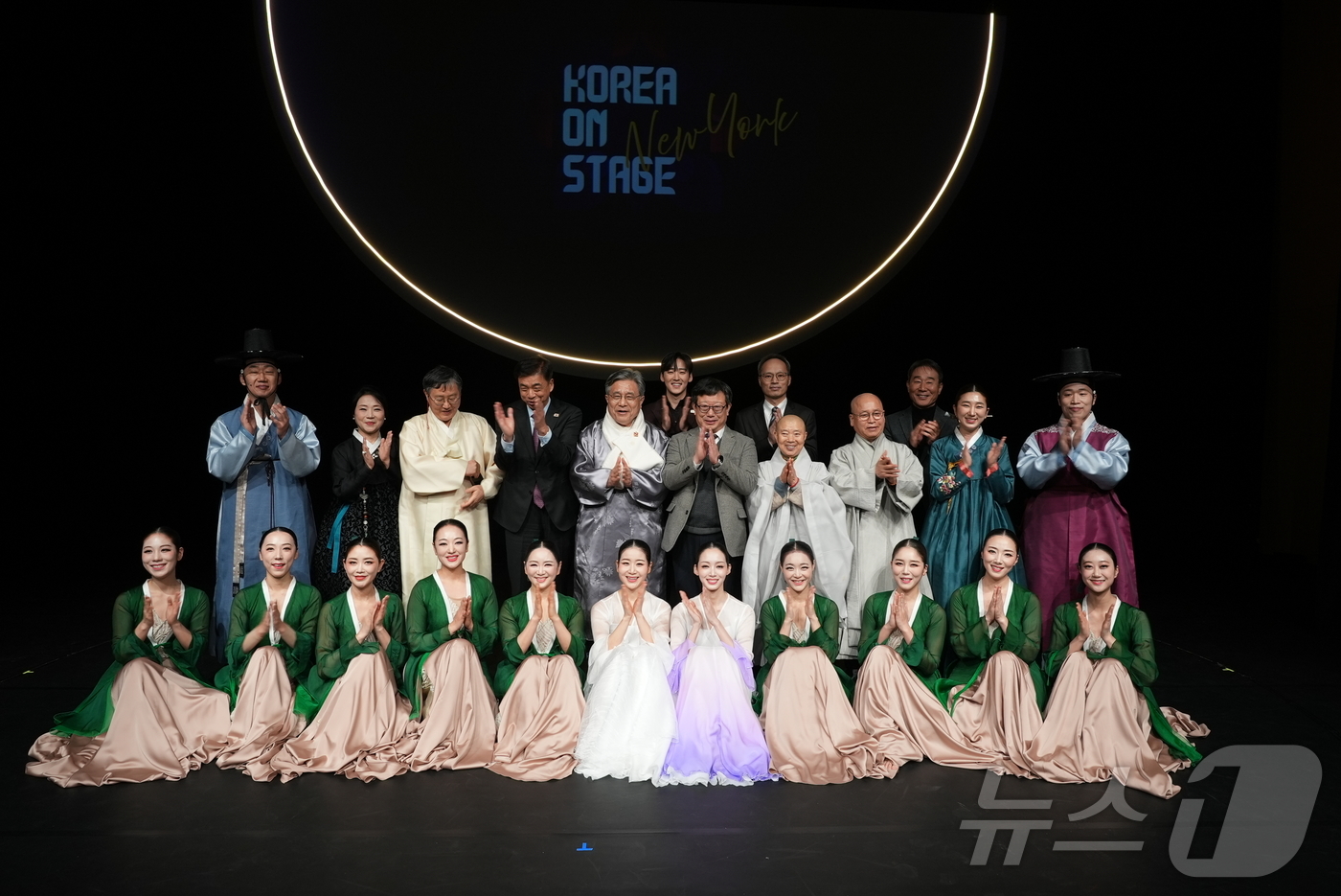 (서울=뉴스1) = 허민 국가유산청장이 11일 오후(현지시간) 미국 뉴욕 타임스퀘어 광장에서 펼쳐진 ‘코리아 온 스테이지 인 뉴욕’ 개막식에서 국가유산진흥원 예술단과 기념촬영을 하 …
