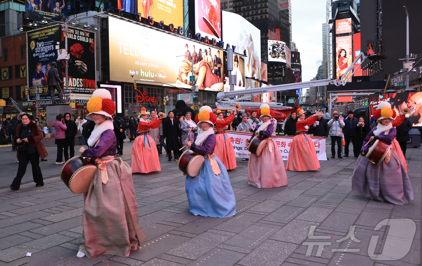 (서울=뉴스1) = 11일 오후(현지시간) 미국 뉴욕 타임스퀘어 광장에서 ‘코리아 온 스테이지 인 뉴욕’의 사전 공연인 소고춤과 진도북춤 공연이 펼쳐지고 있다. 국가유산청은 2월 …