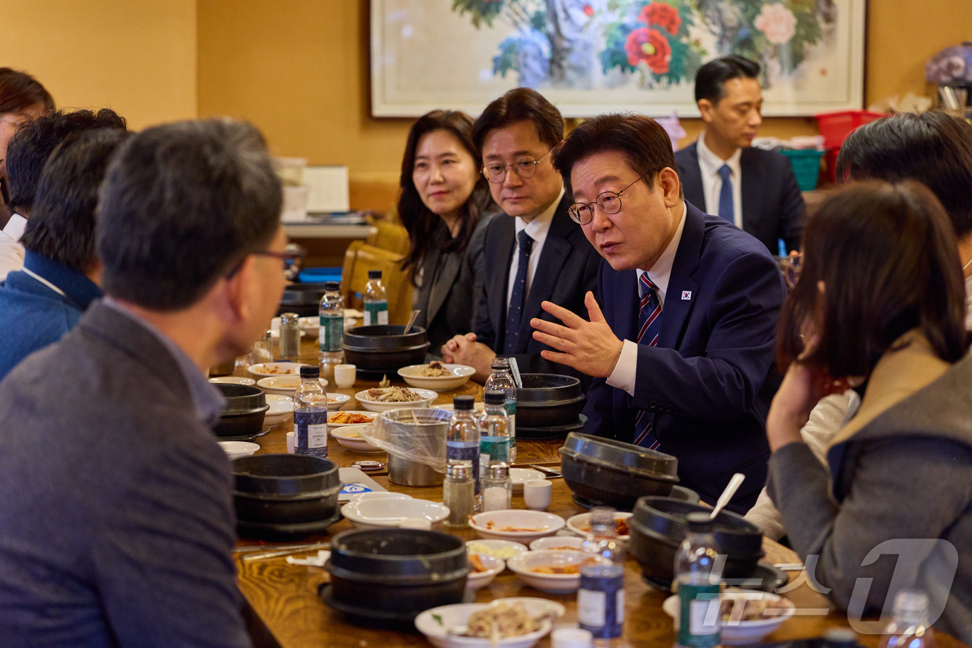 (서울=뉴스1) 이재명 기자 = 이재명 대통령이 12일 청와대 인근 삼계탕집을 찾아 오찬을 갖고 있다. (청와대 제공. 재판매 및 DB 금지)  2026.2.12/뉴스1