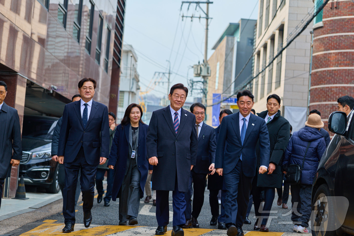 (서울=뉴스1) 이재명 기자 = 이재명 대통령이 12일 청와대 인근에서 오찬을 갖기 위해 참모진들과 함께 길을 걷고 있다. (청와대 제공. 재판매 및 DB 금지)  2026.2.1 …