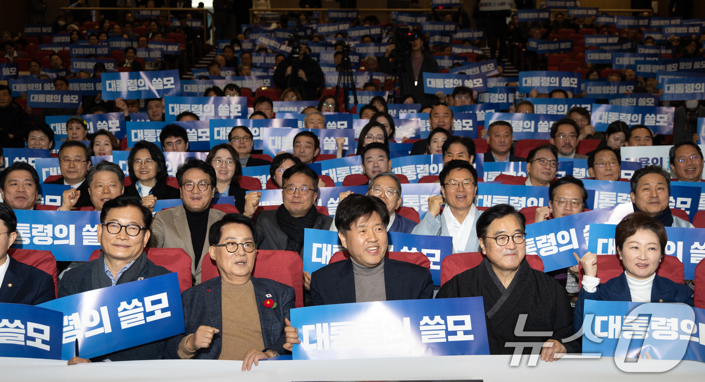 (서울=뉴스1) 이승배 기자 = 김용 전 민주연구원 부원장이 12일 서울 여의도 국회 의원회관에서 열린 자신의 저서 ’대통령의 쓸모‘ 출판 기념회에서 우원식 국회의장을 비롯힌 참석 …