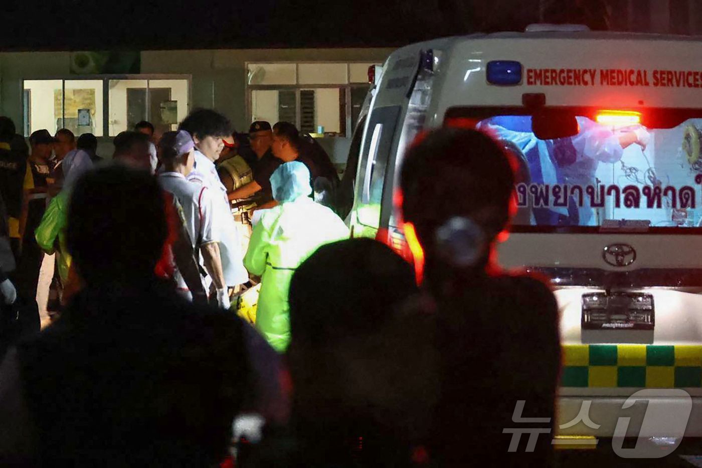 (핫하야 AFP=뉴스1) 이창규 기자 = 태국 남부 송클라주 핫하야의 파통 프라탄 키리왓 고등학교에서 11일(현지시간) 10대 소년이 총기를 들고 인질극을 벌였고, 교장이 총에 사 …