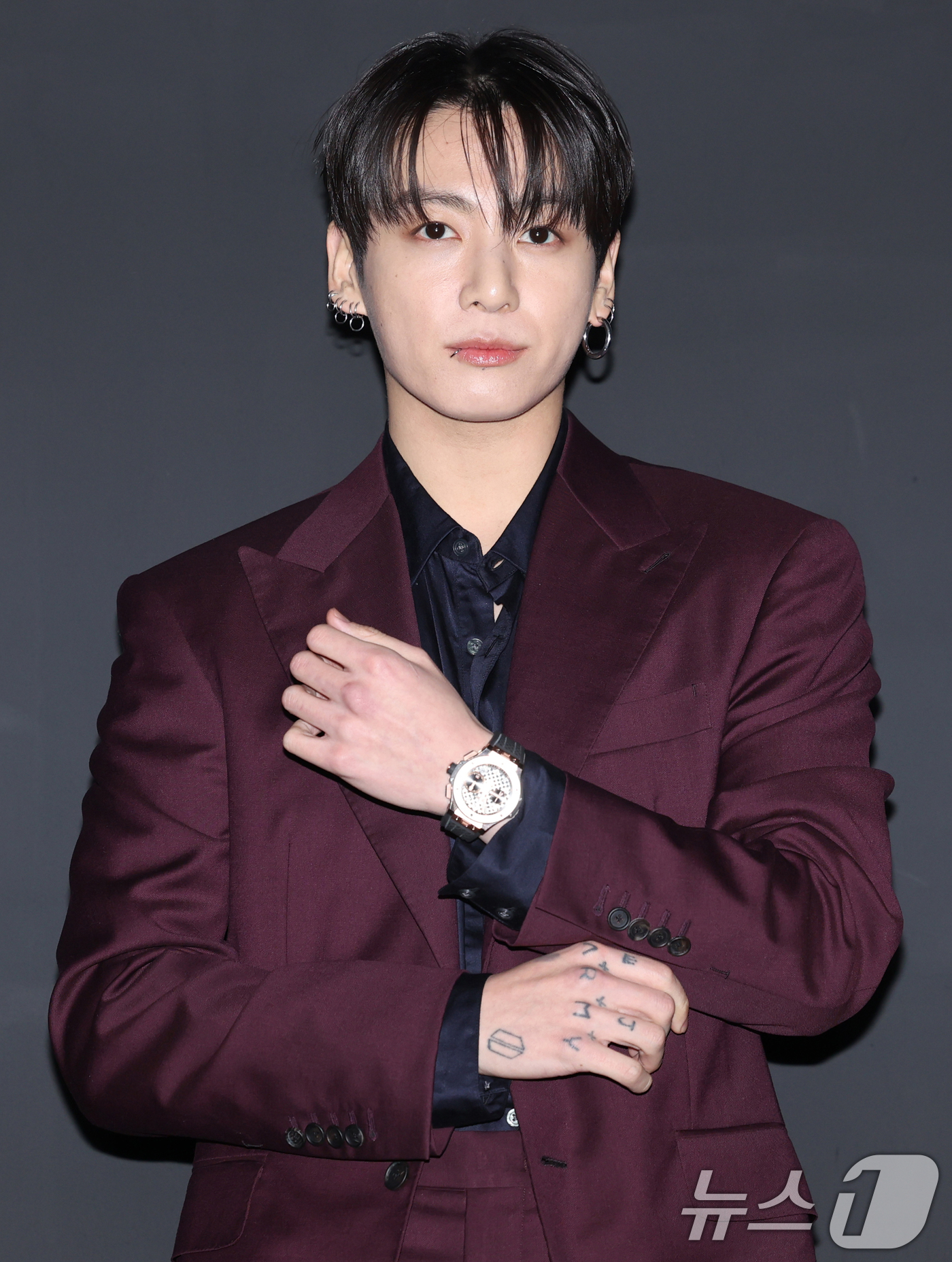 (서울=뉴스1) 권현진 기자 = 방탄소년단(BTS) 정국이 12일 오후 서울 강남구 위블로 매장에서 열린 포토콜 행사에서 포즈를 취하고 있다. (공동취재)