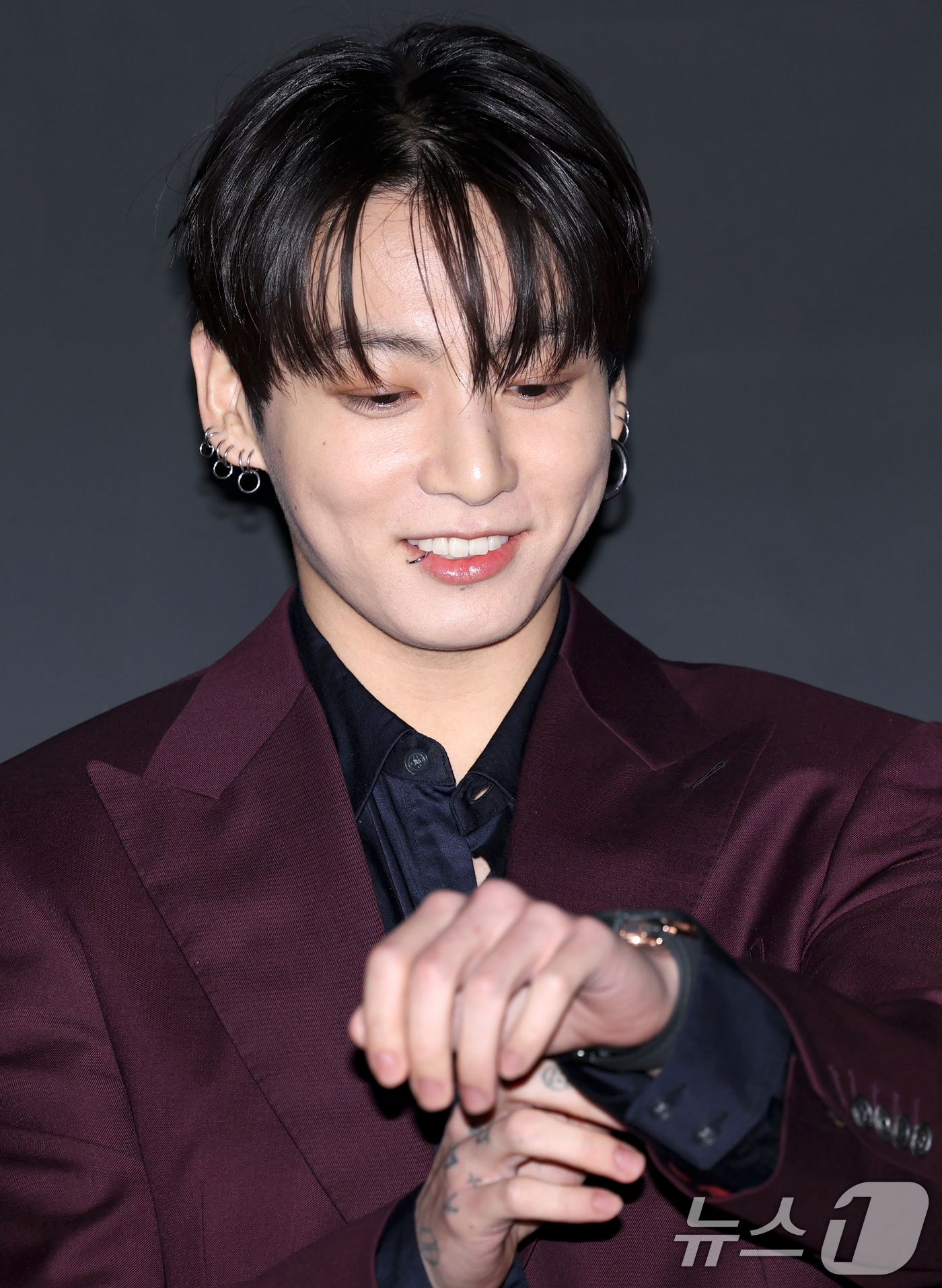 (서울=뉴스1) 권현진 기자 = 방탄소년단(BTS) 정국이 12일 오후 서울 강남구 위블로 매장에서 열린 포토콜 행사에서 포즈를 취하고 있다. (공동취재)  2026.2.12/뉴스 …