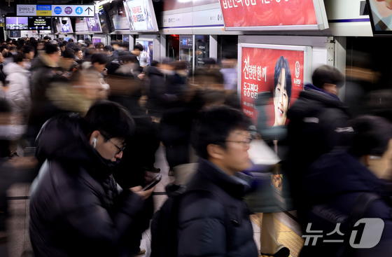 경인국철 1호선 중동역서 열차와 충돌한 20대 남성 사망(2보)