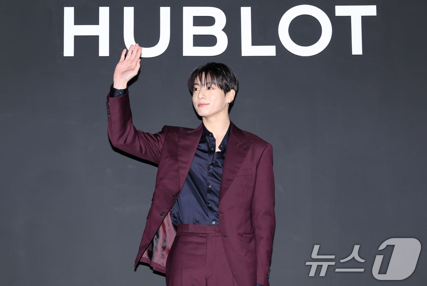 (서울=뉴스1) 권현진 기자 = 방탄소년단(BTS) 정국이 12일 오후 서울 강남구 위블로 매장에서 열린 포토콜 행사에서 손을 흔들고 있다. (공동취재)  2026.2.12/뉴스1 …