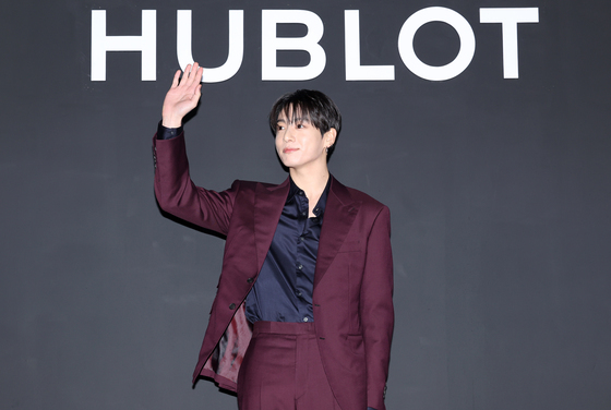 정국, 젠틀맨의 손 인사