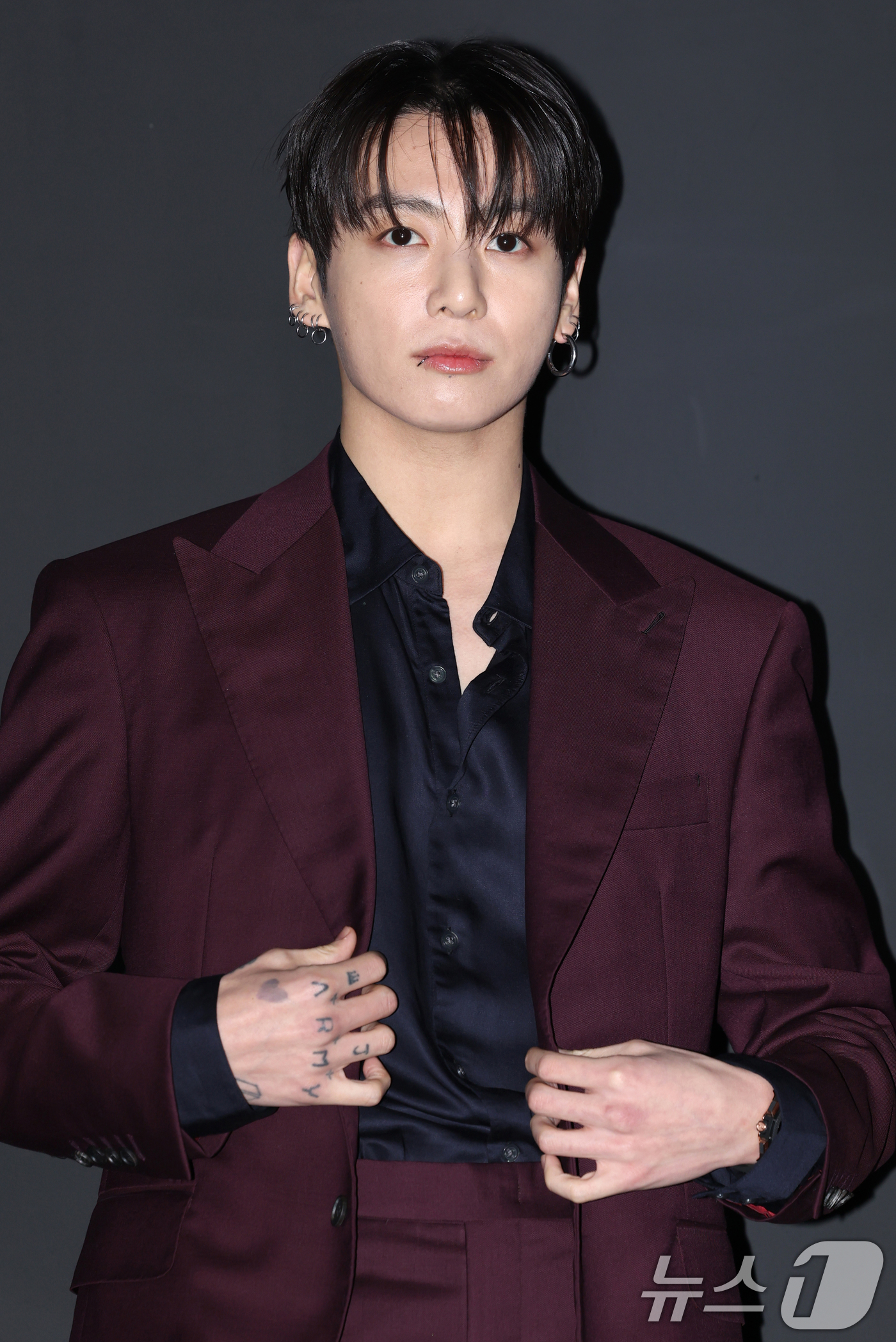 (서울=뉴스1) 권현진 기자 = 방탄소년단(BTS) 정국이 12일 오후 서울 강남구 위블로 매장에서 열린 포토콜 행사에서 포즈를 취하고 있다. (공동취재)  2026.2.12/뉴스 …