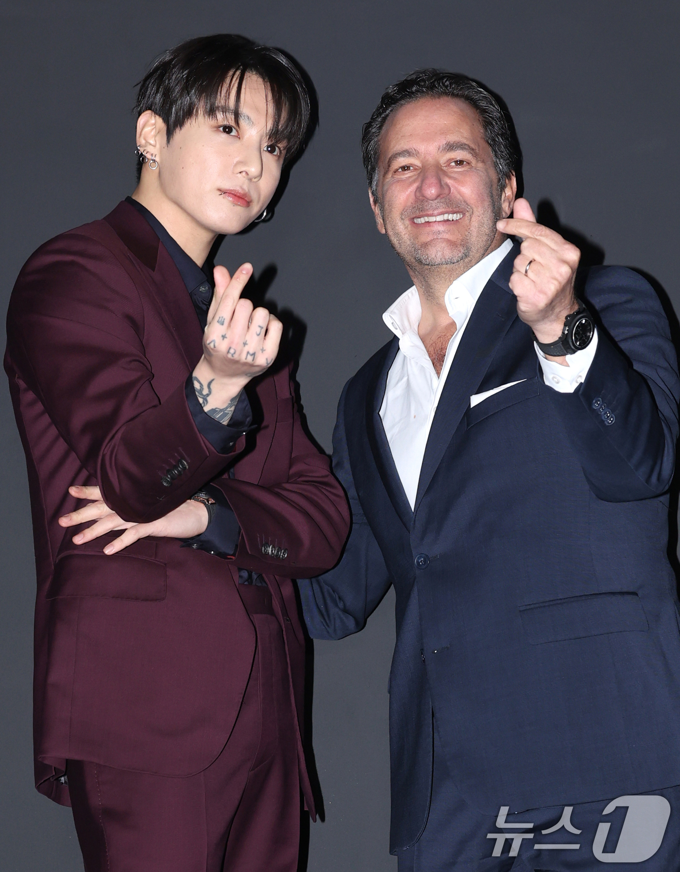 (서울=뉴스1) 권현진 기자 = 방탄소년단(BTS) 정국(왼쪽)이 12일 오후 서울 강남구 위블로 매장에서 열린 포토콜 행사에서 위블로 줄리앙 토나레 CEO와 함께 포즈를 취하고 …