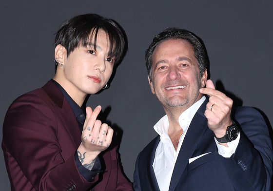 포즈 취하는 정국과 위블로 줄리앙 토나레 CEO