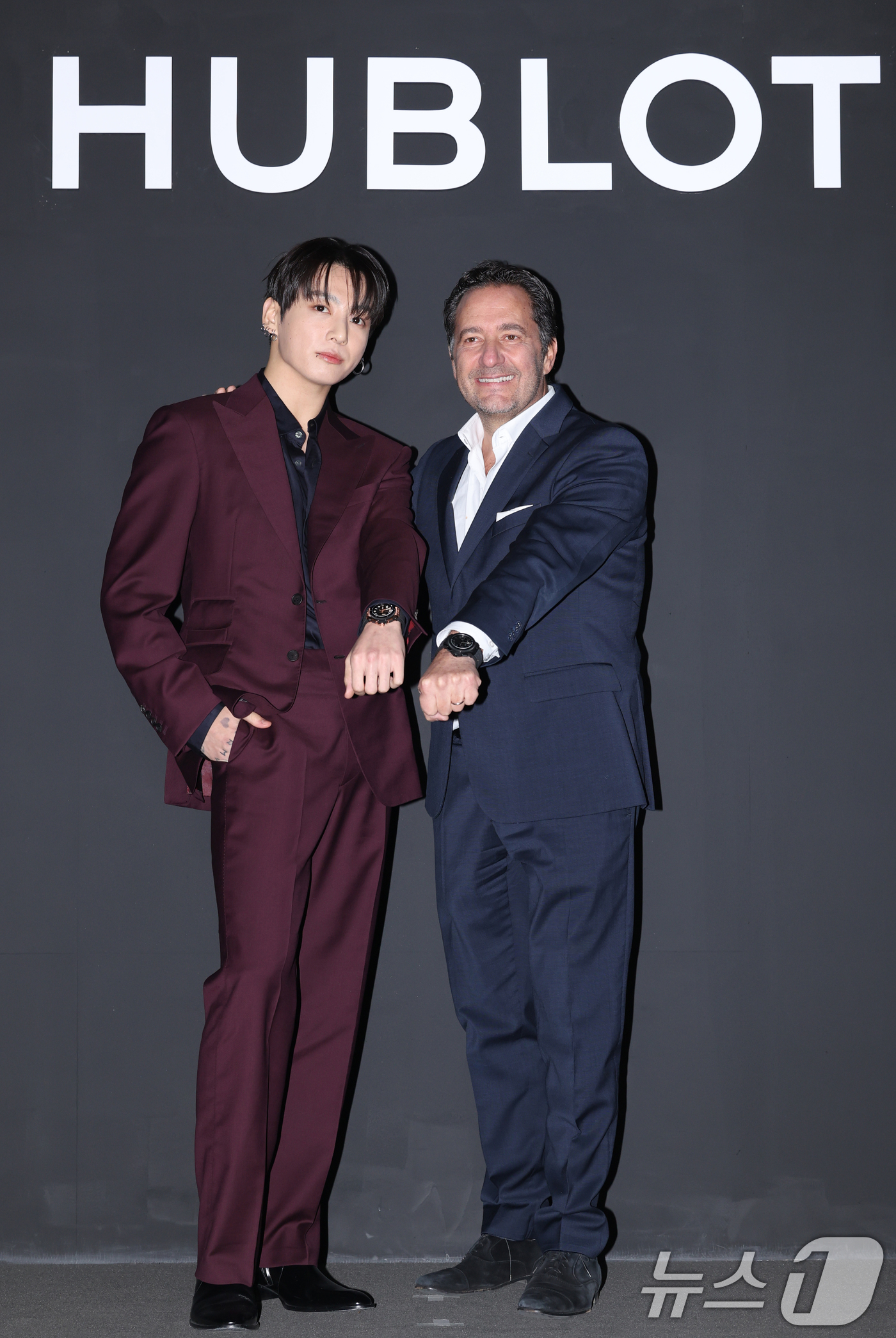 (서울=뉴스1) 권현진 기자 = 방탄소년단(BTS) 정국(왼쪽)이 12일 오후 서울 강남구 위블로 매장에서 열린 포토콜 행사에서 위블로 줄리앙 토나레 CEO와 함께 포즈를 취하고 …