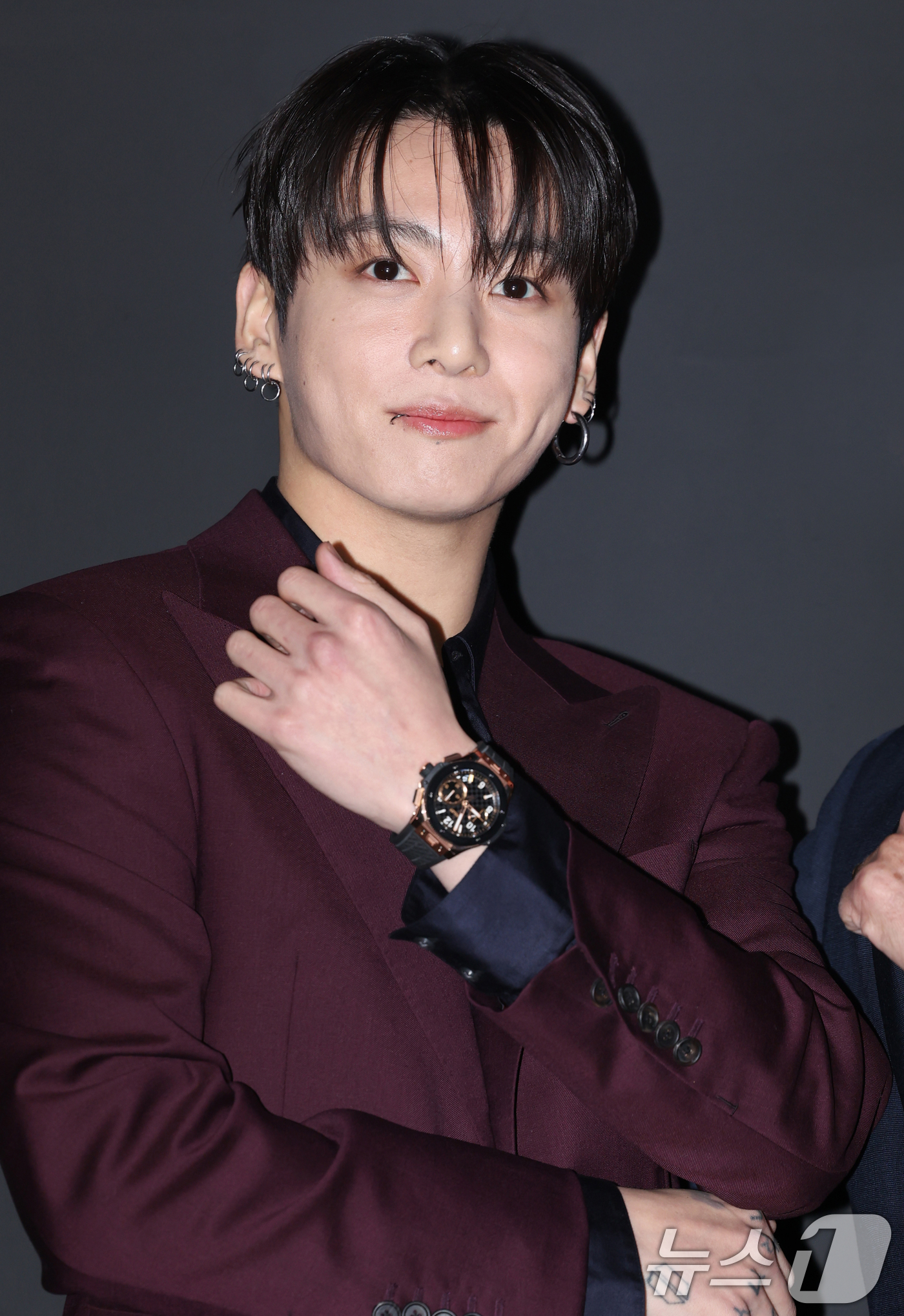 (서울=뉴스1) 권현진 기자 = 방탄소년단(BTS) 정국이 12일 오후 서울 강남구 위블로 매장에서 열린 포토콜 행사에서 포즈를 취하고 있다. (공동취재) 2026.2.12/뉴스1 …