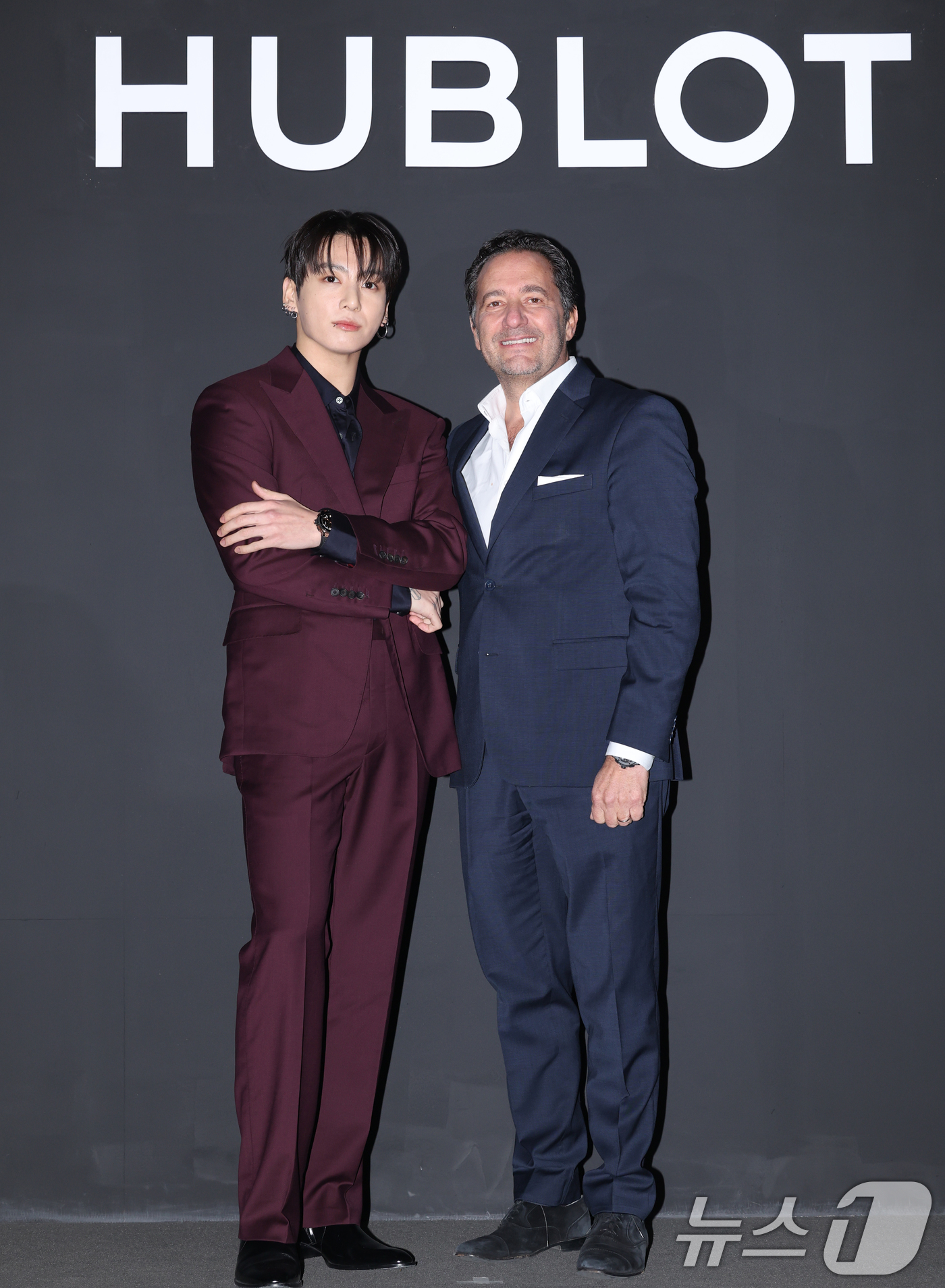 (서울=뉴스1) 권현진 기자 = 방탄소년단(BTS) 정국(왼쪽)이 12일 오후 서울 강남구 위블로 매장에서 열린 포토콜 행사에서 위블로 줄리앙 토나레 CEO와 함께 포즈를 취하고 …