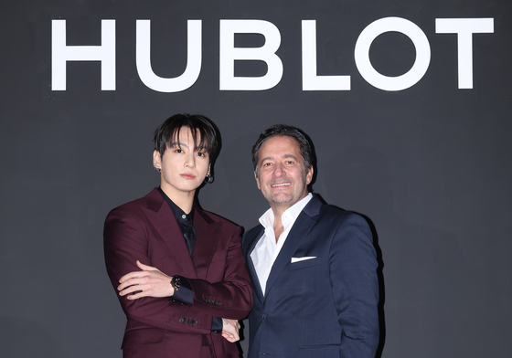 포즈 취하는 정국과 위블로 줄리앙 토나레 CEO