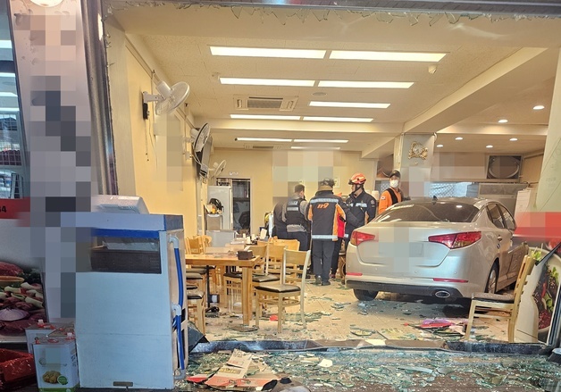 김포서 30대 남성 몰던 승용차 음식점으로 돌진…3명 이송