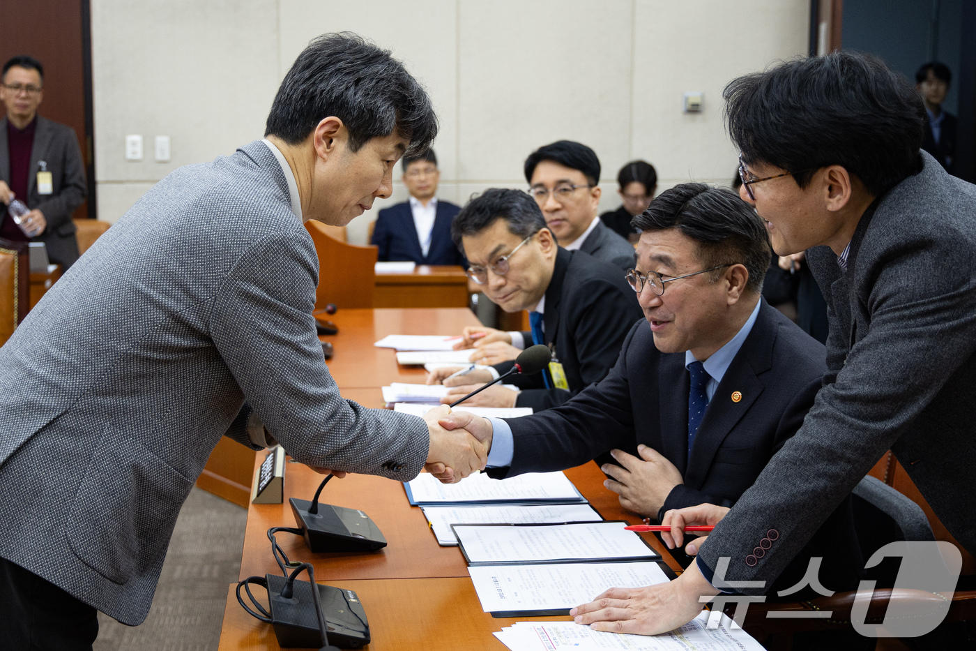 (서울=뉴스1) 유승관 기자 = 윤호중 행정안전부 장관(오른쪽)과 윤건영 국회 행정안전위원회 더불어민주당 간사가 12일 서울 여의도 국회에서 열린 제432회 국회(임시회) 행정안전 …