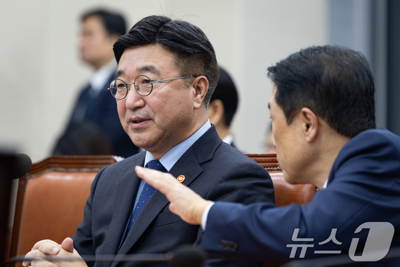 (서울=뉴스1) 유승관 기자 = 윤호중 행정안전부 장관이 12일 서울 여의도 국회에서 열린 제432회 국회(임시회) 행정안전위원회 제3차 전체회의에 출석해 관계자들과 대화하고 있다 …