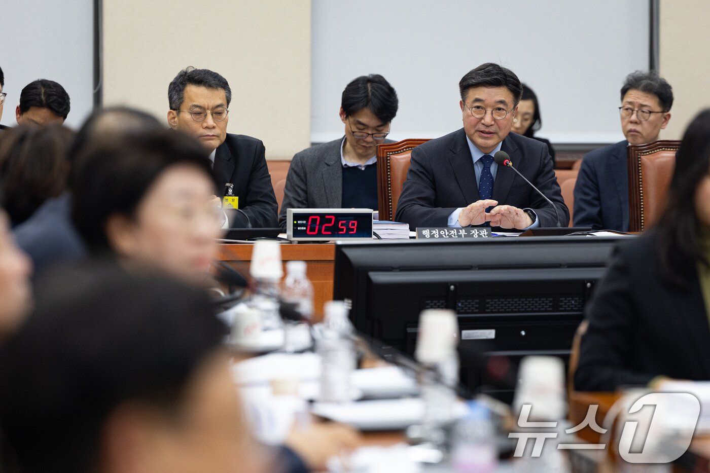 본문 이미지 - 윤호중 행정안전부 장관이 12일 서울 여의도 국회에서 열린 제432회 국회(임시회) 행정안전위원회 제3차 전체회의에서 의원 질의에 답하고 있다. 2026.2.12 ⓒ 뉴스1 유승관 기자