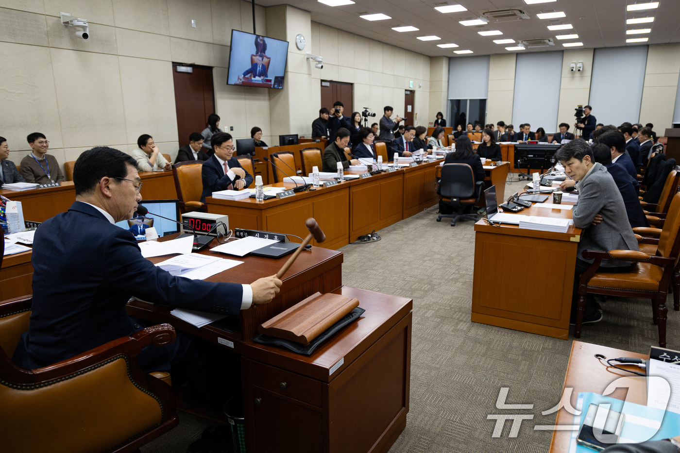 (서울=뉴스1) 유승관 기자 = 신정훈 국회 행정안전위원장이 12일 서울 여의도 국회에서 열린 제432회 국회(임시회) 행정안전위원회 제3차 전체회의에서 의사봉을 두드리고 있다. …