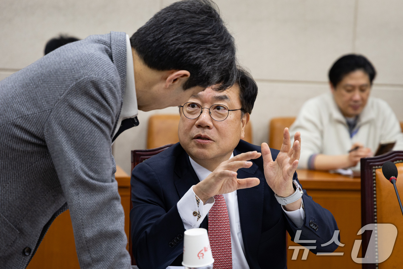 (서울=뉴스1) 유승관 기자 = 국회 행정안전위원회 더불어민주당 윤건영(왼쪽), 국민의힘 서범수 간사가 12일 서울 여의도 국회에서 열린 제432회 국회(임시회) 행정안전위원회 제 …