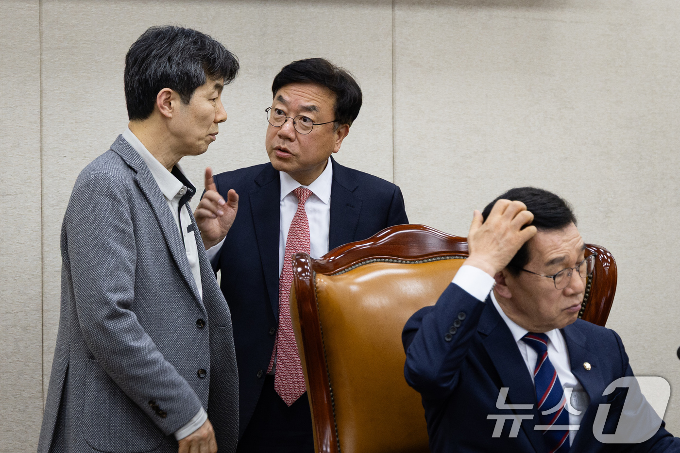 (서울=뉴스1) 유승관 기자 = 국회 행정안전위원회 더불어민주당 윤건영(왼쪽), 국민의힘 서범수 간사가 12일 서울 여의도 국회에서 열린 제432회 국회(임시회) 행정안전위원회 제 …