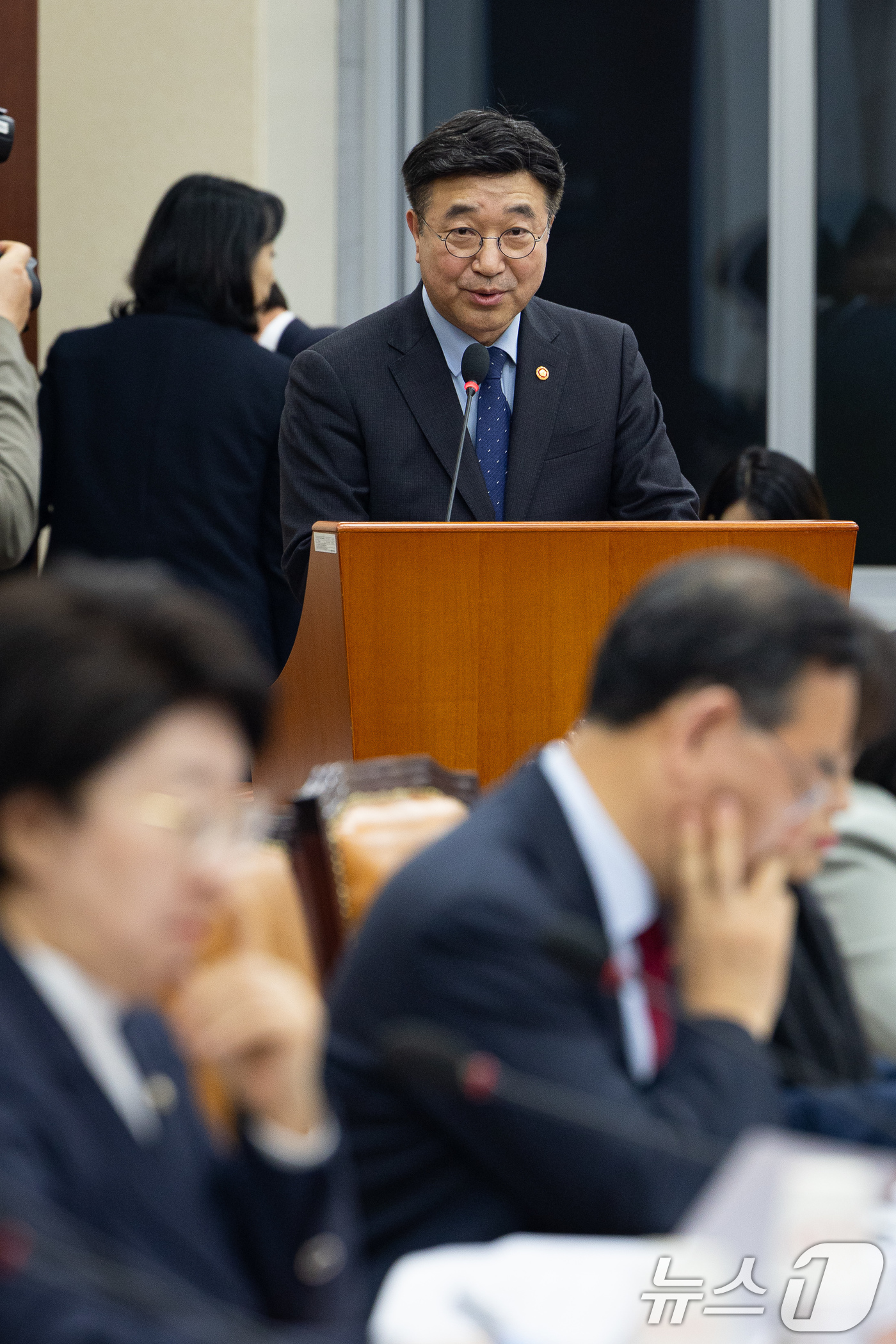 (서울=뉴스1) 유승관 기자 = 윤호중 행정안전부 장관이 12일 서울 여의도 국회에서 열린 제432회 국회(임시회) 행정안전위원회 제3차 전체회의에서 행정통합 법안 관련 정부측 의 …