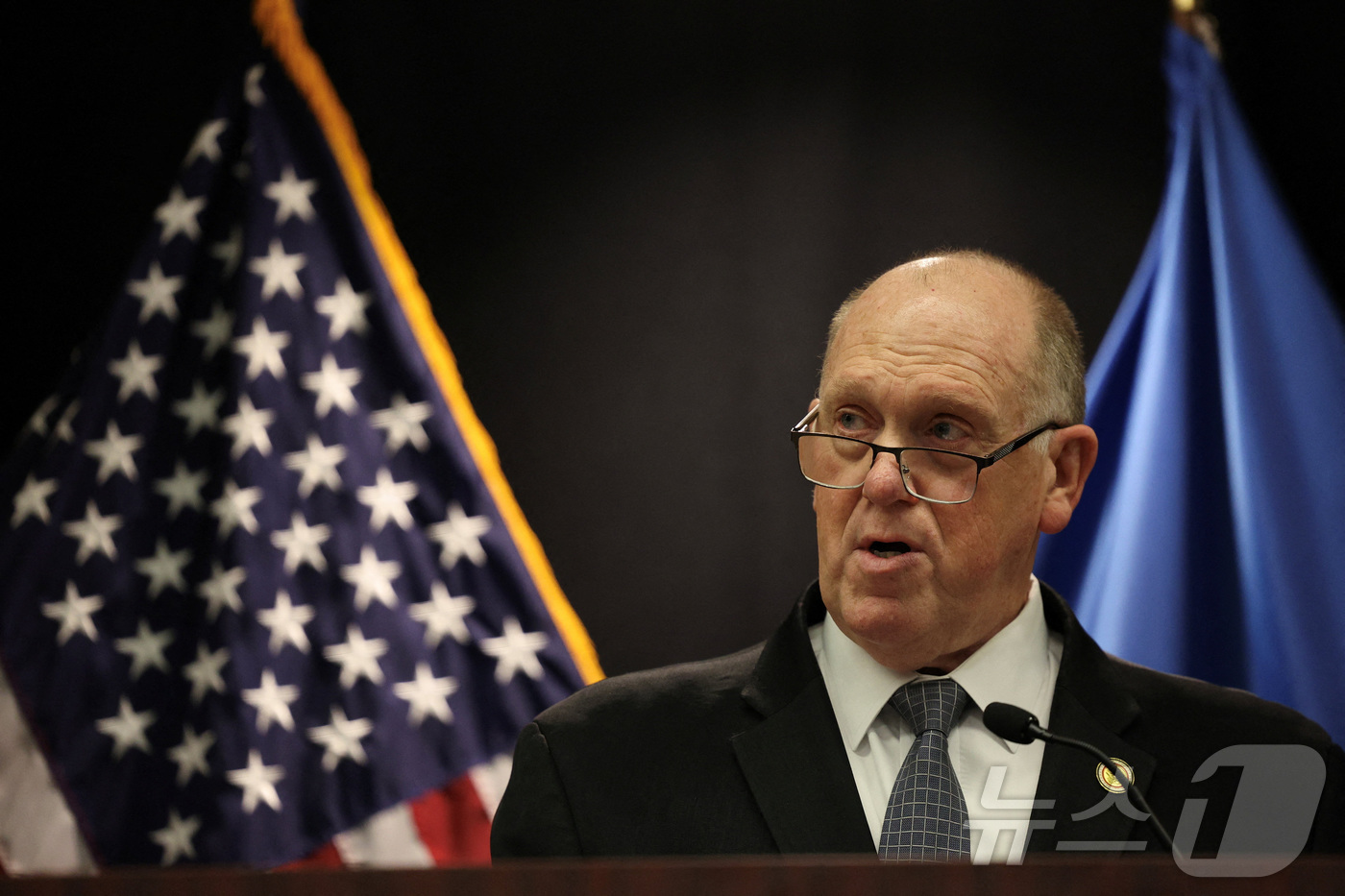 (로이터=뉴스1) 류정민 특파원 = 백악관 '국경의 차르' 톰 호먼이 12일(현지시간) 미네소타주 미니애폴리스에 위치한 연방청사에서 기자회견을 하고 있다. 2026.02.12.ⓒ …