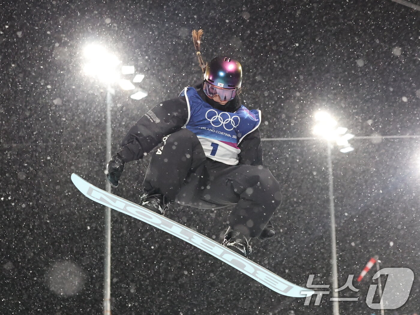 본문 이미지 - 스노보드 최가온이 12일(현지시간) 이탈리아 리비뇨 스노파크에서 열린 2026 밀라노·코르티나담페초 동계올림픽 스노보드 여자 하프파이프 결선 1차전에 출전해 경기를 펼치고 있다. 2026.2.13 ⓒ 뉴스1 김진환 기자