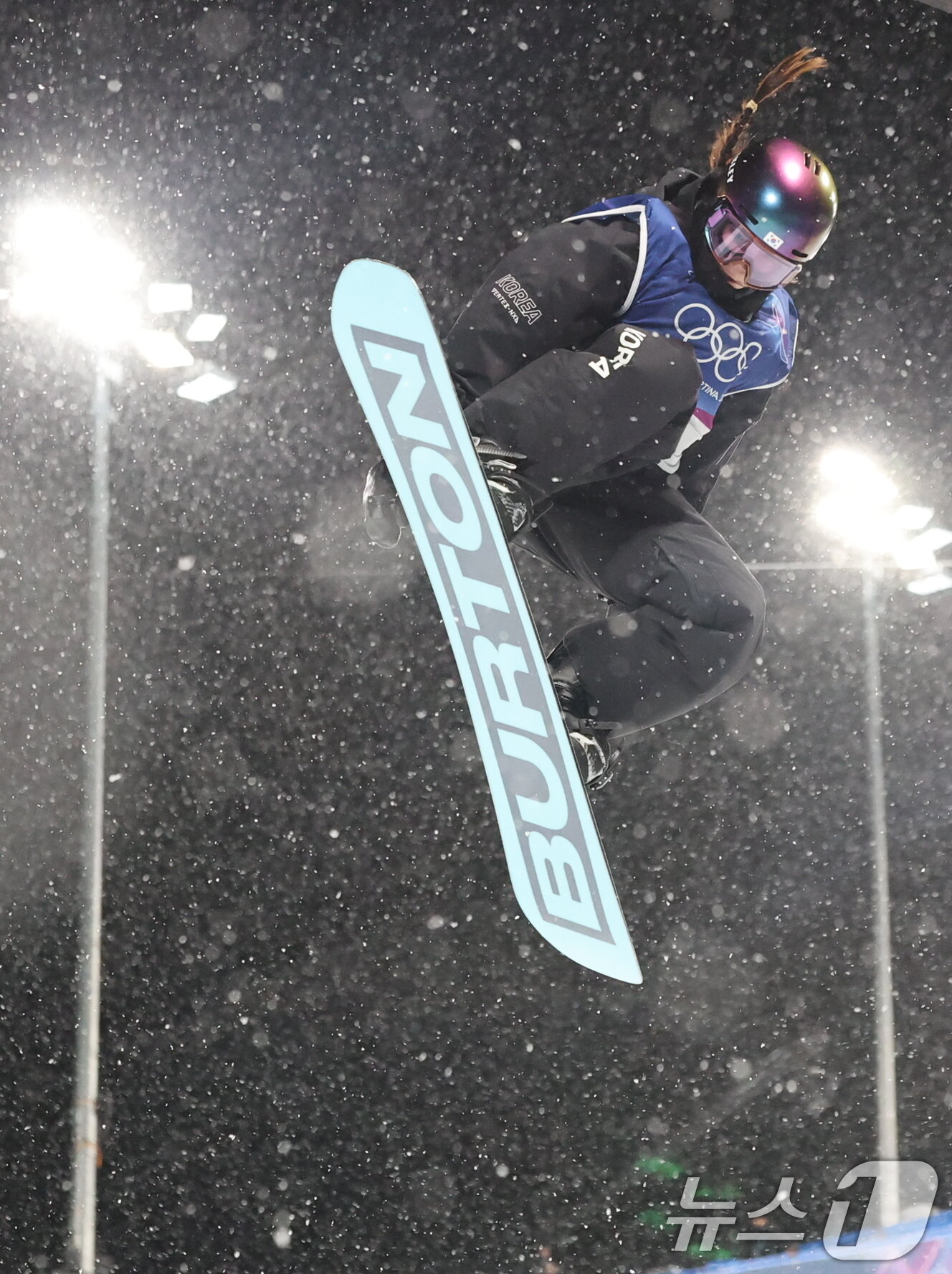 본문 이미지 - 스노보드 최가온이 12일(현지시간) 이탈리아 리비뇨 스노파크에서 열린 2026 밀라노·코르티나담페초 동계올림픽 스노보드 여자 하프파이프 결선 1차전에 출전해 경기를 펼치고 있다. 2026.2.13 ⓒ 뉴스1 김진환 기자