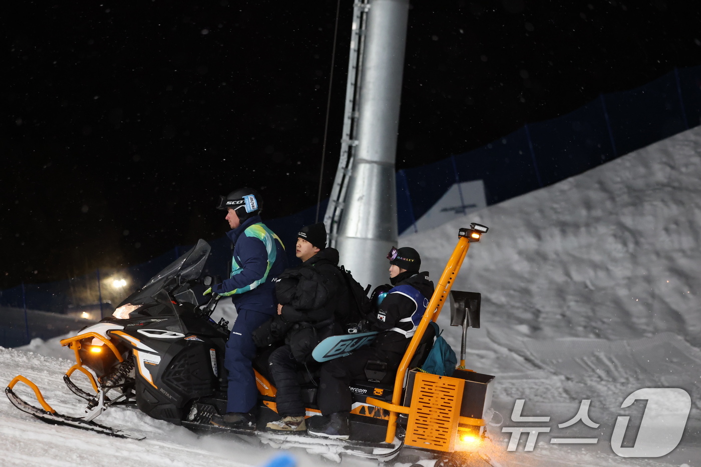 (리비뇨=뉴스1) 김진환 기자 = 스노보드 최가온이 12일(현지시간) 이탈리아 리비뇨 스노파크에서 열린 2026 밀라노·코르티나담페초 동계올림픽 스노보드 여자 하프파이프 결선 1차 …