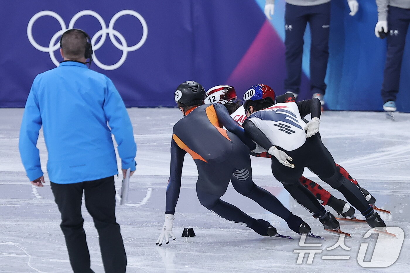 본문 이미지 - 쇼트트랙 황대헌이 12일(현지시간) 이탈리아 밀라노 아이스 스케이팅 아레나에서 열린 2026 밀라노·코르티나담페초 동계올림픽 쇼트트랙 남자 1000m 준준결승에서 질주 도중 상대 선수와 부딪히고 있다. 황대헌은 페널티를 받아 실격됐다. 2026.2.13 ⓒ 뉴스1 김성진 기자