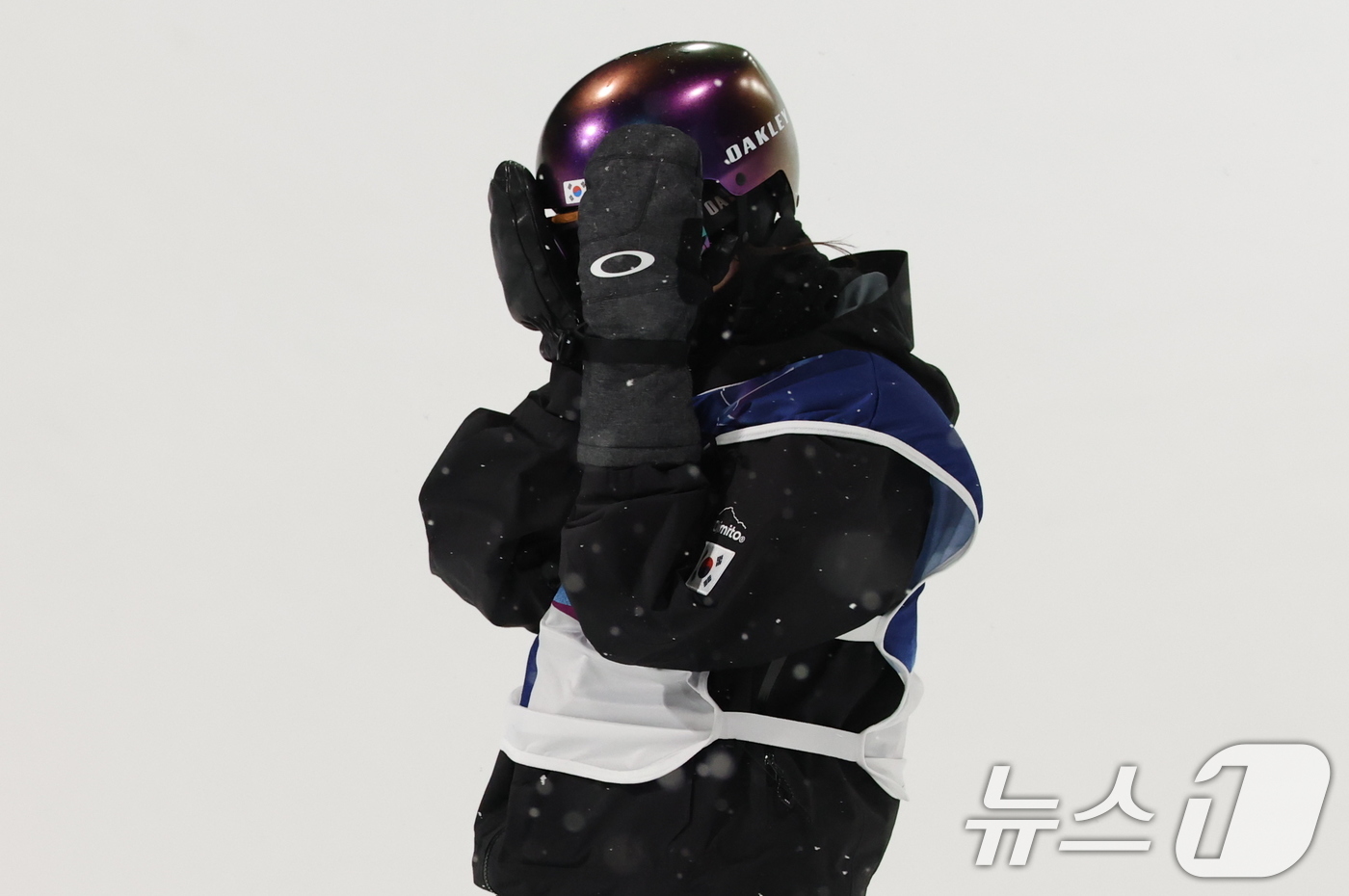 (리비뇨=뉴스1) 김진환 기자 = 스노보드 최가온이 12일(현지시간) 이탈리아 리비뇨 스노파크에서 열린 2026 밀라노·코르티나담페초 동계올림픽 스노보드 여자 하프파이프 결선 3차 …