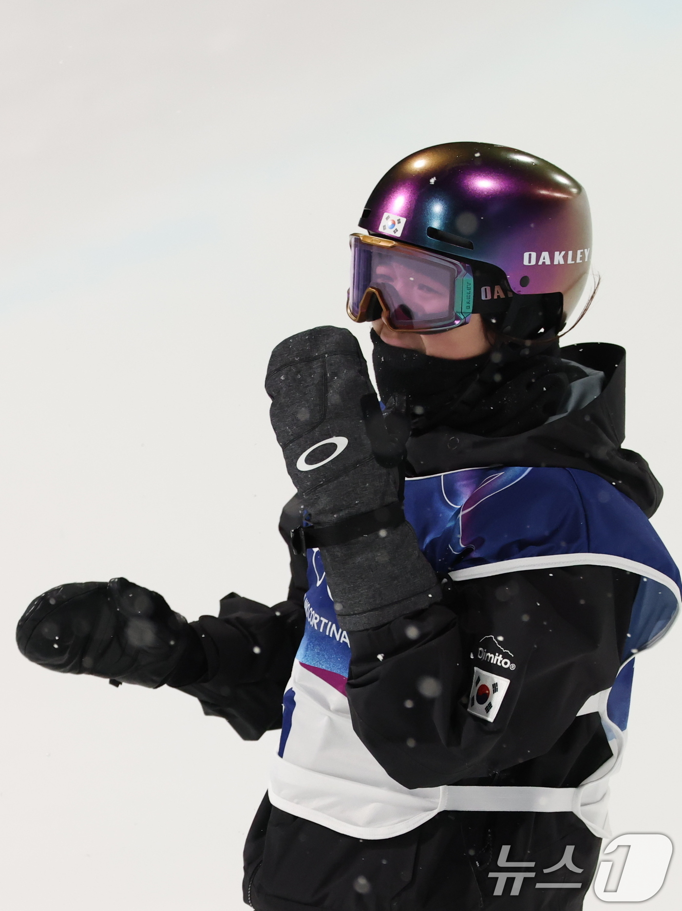 (리비뇨=뉴스1) 김진환 기자 = 스노보드 최가온이 12일(현지시간) 이탈리아 리비뇨 스노파크에서 열린 2026 밀라노·코르티나담페초 동계올림픽 스노보드 여자 하프파이프 결선 3차 …