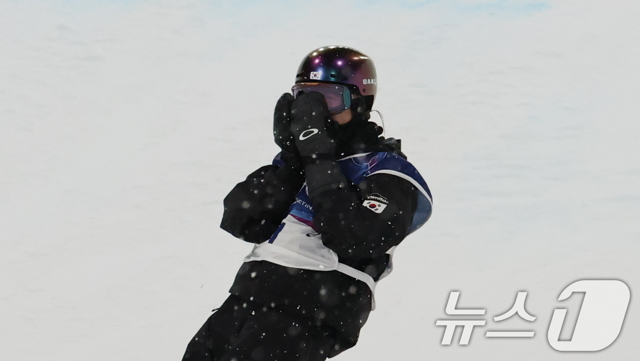 (리비뇨=뉴스1) 김진환 기자 = 스노보드 최가온이 12일(현지시간) 이탈리아 리비뇨 스노파크에서 열린 2026 밀라노·코르티나담페초 동계올림픽 스노보드 여자 하프파이프 결선 3차 …