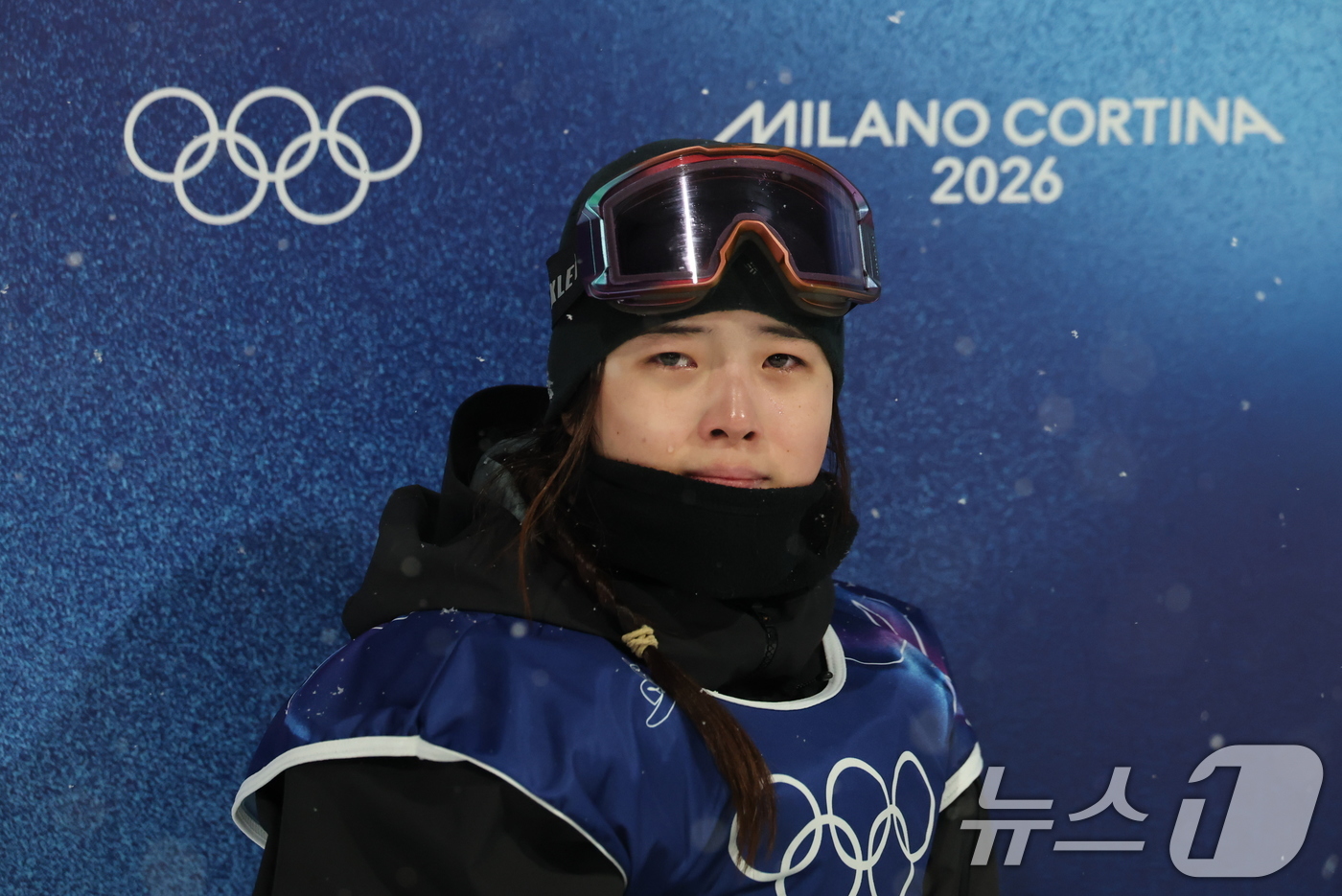 (리비뇨=뉴스1) 김진환 기자 = 스노보드 최가온이 12일(현지시간) 이탈리아 리비뇨 스노파크에서 열린 2026 밀라노·코르티나담페초 동계올림픽 스노보드 여자 하프파이프 결선 3차 …