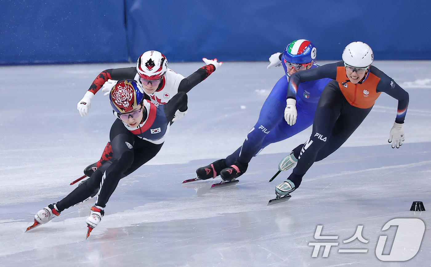 (밀라노=뉴스1) 김성진 기자 = 쇼트트랙 최민정이 12일(현지시간) 이탈리아 밀라노 아이스 스케이팅 아레나에서 열린 2026 밀라노·코르티나담페초 동계올림픽 쇼트트랙 여자 500 …