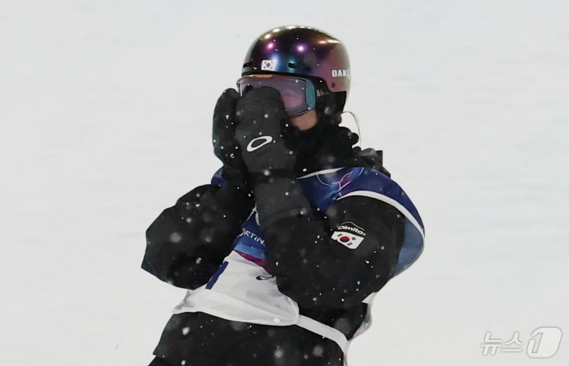 (리비뇨=뉴스1) 김진환 기자 = 스노보드 최가온이 12일(현지시간) 이탈리아 리비뇨 스노파크에서 열린 2026 밀라노·코르티나담페초 동계올림픽 스노보드 여자 하프파이프 결선 3차 …