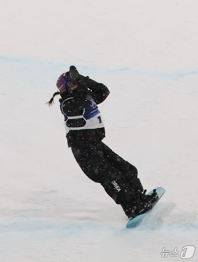 (리비뇨=뉴스1) 김진환 기자 = 스노보드 최가온이 12일(현지시간) 이탈리아 리비뇨 스노파크에서 열린 2026 밀라노·코르티나담페초 동계올림픽 스노보드 여자 하프파이프 결선 3차 …