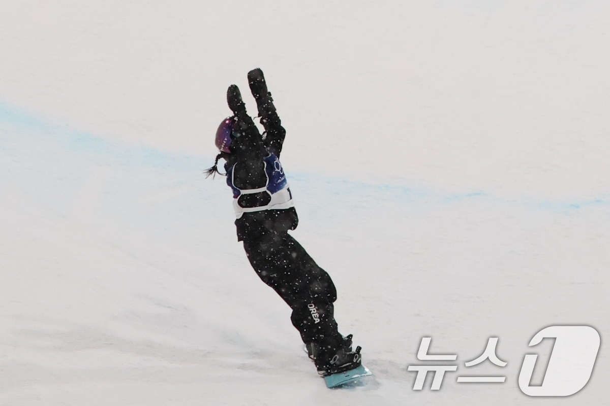 (리비뇨=뉴스1) 김진환 기자 = 스노보드 최가온이 12일(현지시간) 이탈리아 리비뇨 스노파크에서 열린 2026 밀라노·코르티나담페초 동계올림픽 스노보드 여자 하프파이프 결선 3차 …