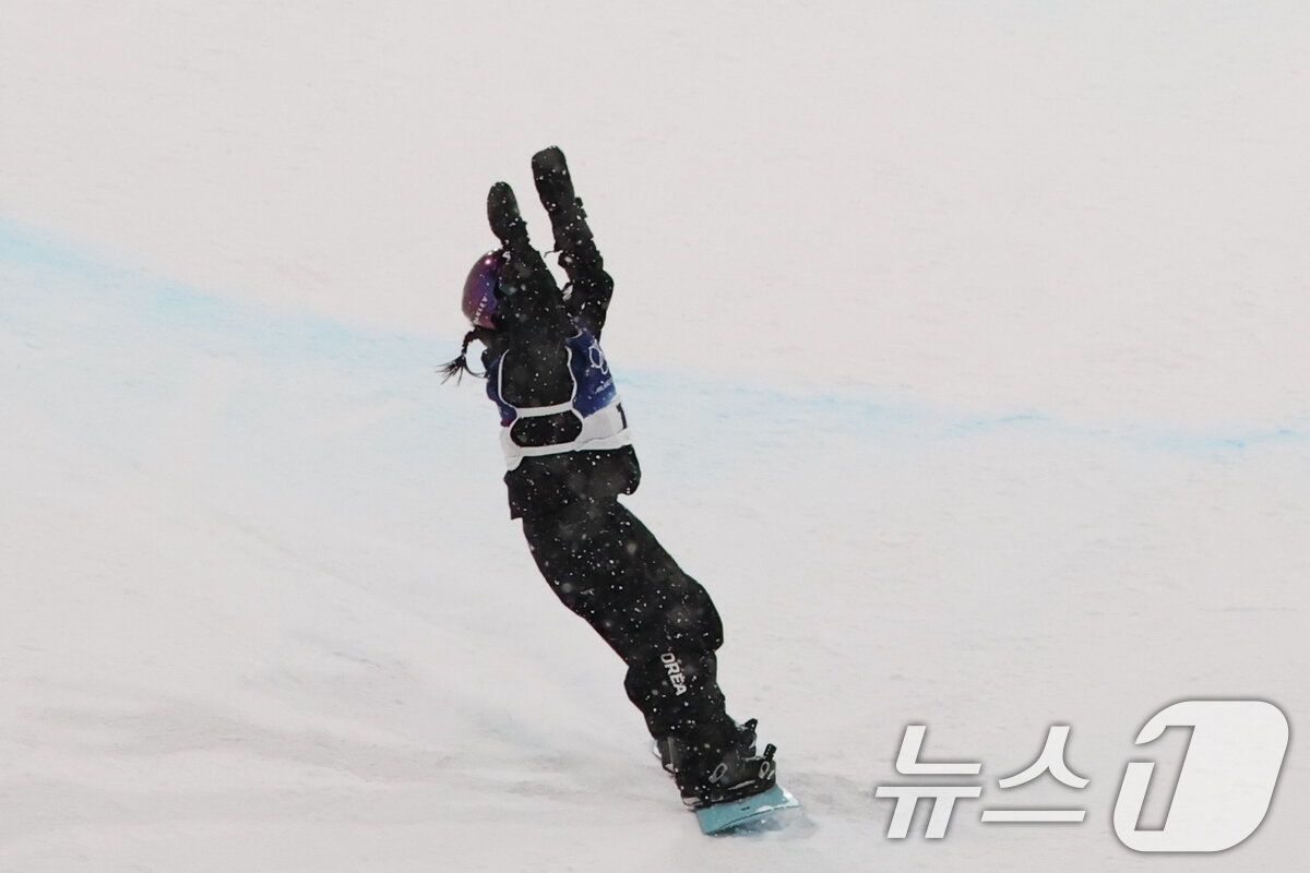 본문 이미지 - 스노보드 최가온이 12일(현지시간) 이탈리아 리비뇨 스노파크에서 열린 2026 밀라노·코르티나담페초 동계올림픽 스노보드 여자 하프파이프 결선 3차전 경기를 마치고 기뻐하고 있다.  2026.2.13 ⓒ 뉴스1 김진환 기자